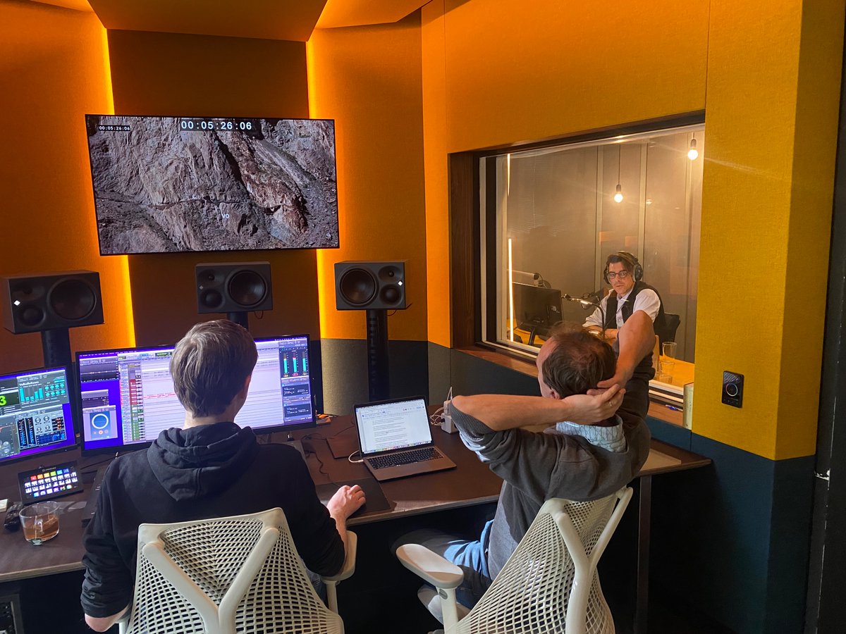 Weer dank voor alle mooie reacties. En weer meer dan een miljoen kijkers, ongelooflijk. Nu met <a href="/RubenTerlou/">Ruben Terlou</a>  voice overs aan het opnemen voor de volgende. Als je goed kijkt zie je op het scherm een doodenge weg in Pakistan. Die regelmatig instort door smelwater van gletsjers.