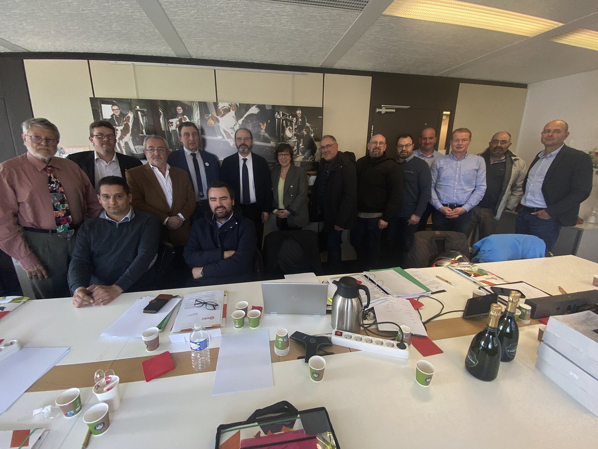 InterbevIDF's tweet photo. Tenue ce matin de notre AGE ce matin et CA électif… au complet 🙂 Merci au président @DufourPhilipp11 pour les 6 années consacrées à la présidence 👍 et félicitations au nouveau président Jean-Raymond Dumas, membre du 4ème College @dumasjeanraymo1 @Interbev_fr https://t.co/p99PNhLm40