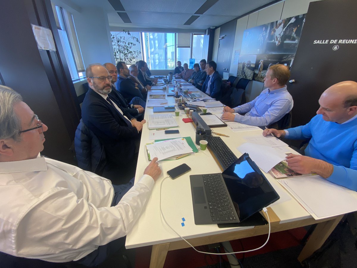 InterbevIDF's tweet photo. Tenue ce matin de notre AGE ce matin et CA électif… au complet 🙂 Merci au président @DufourPhilipp11 pour les 6 années consacrées à la présidence 👍 et félicitations au nouveau président Jean-Raymond Dumas, membre du 4ème College @dumasjeanraymo1 @Interbev_fr https://t.co/p99PNhLm40