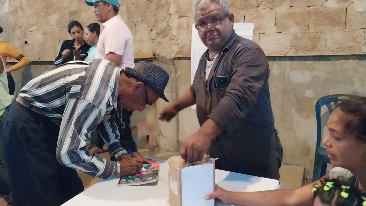 arcosvasquez's tweet photo. 🇻🇪26Mar|| En un ejercicio de soberania popular, Vecin@s de la Comunidad Vista al Mereyal sector Minifincas prq Unare, postulan y eligen a los voceros de la Comisión Electoral Permanente. @jaarreaza @JOrtizComunas 
#ManoDuraABandasCorruptas https://t.co/BbSNN4ASDz