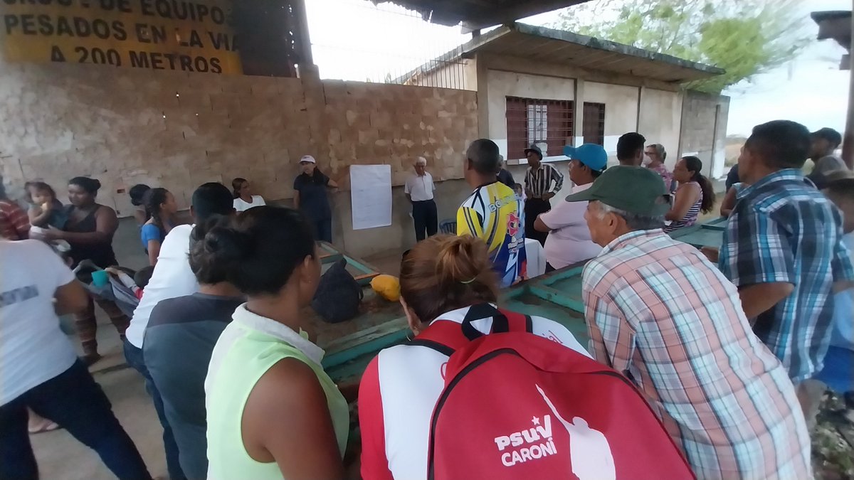 arcosvasquez's tweet photo. 🇻🇪26Mar|| En un ejercicio de soberania popular, Vecin@s de la Comunidad Vista al Mereyal sector Minifincas prq Unare, postulan y eligen a los voceros de la Comisión Electoral Permanente. @jaarreaza @JOrtizComunas 
#ManoDuraABandasCorruptas https://t.co/BbSNN4ASDz
