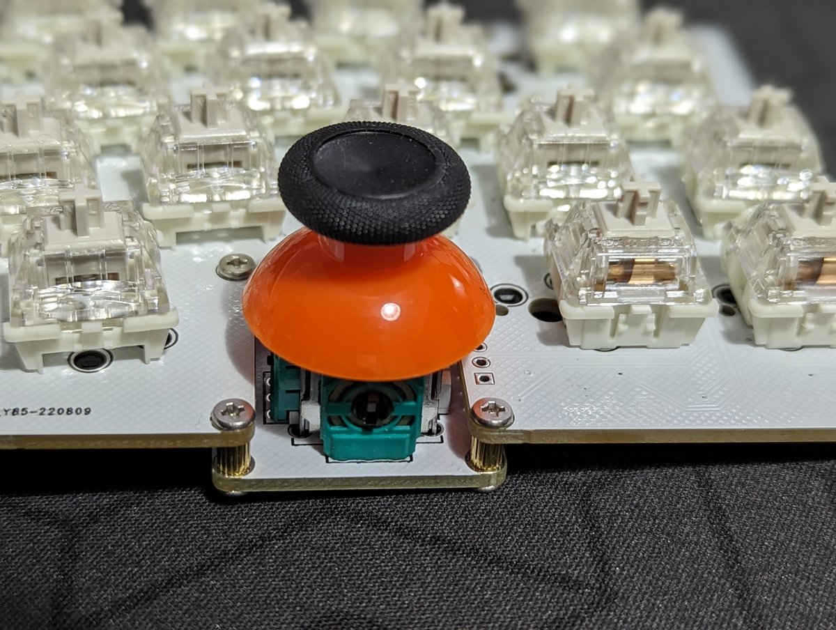 techmech_'s tweet photo. 動作確認中にJoystickの調子が悪くドラフトしているような状態だったが、よくよく確認すると固定且つ導通用のスタンドオフのネジが緩んでた。
しめなおしたらしっかり動作した!
#LibraMini #Keyboard #自作キーボード https://t.co/KF1fRxIX46