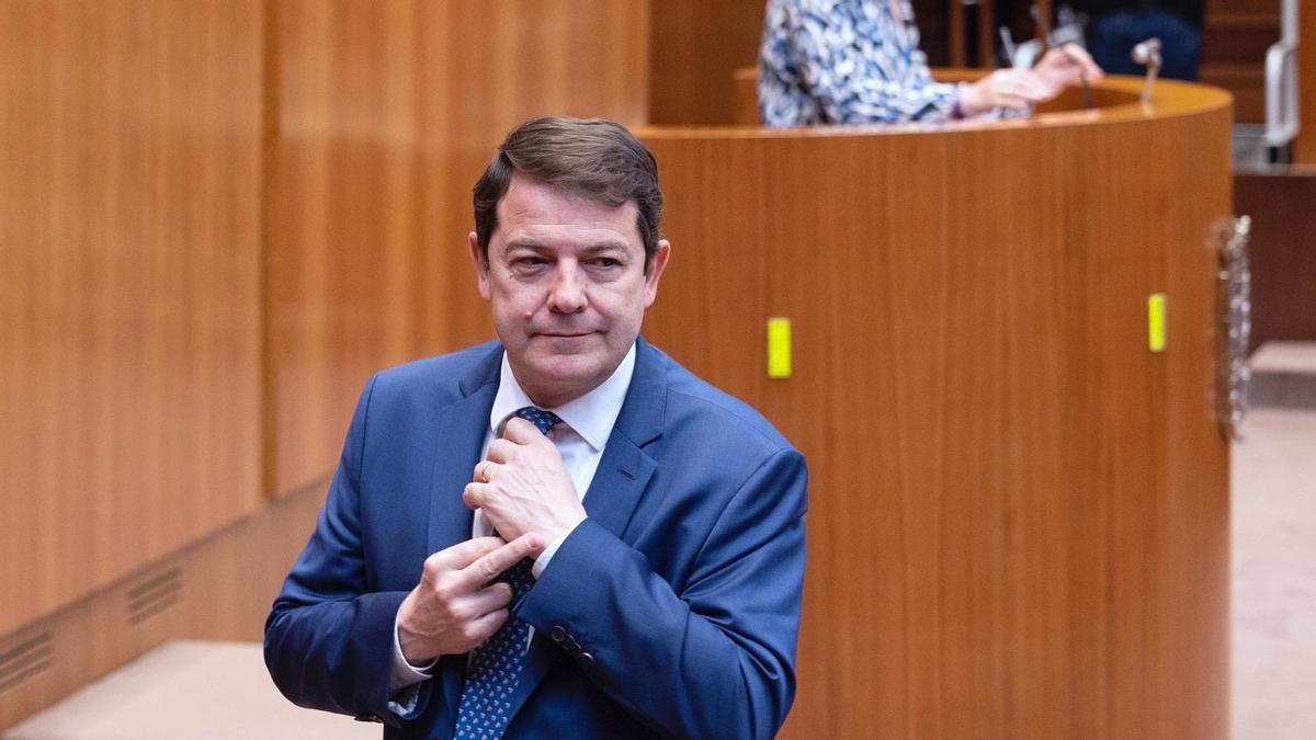 cazurreo's tweet photo. Por cada 💙LIKE💙 hacemos la 🖕peineta🖕 de Mañueco un poco más grande 

¿Hasta donde llegará?

#leonesp #cazurreo https://t.co/hESodEsEdq