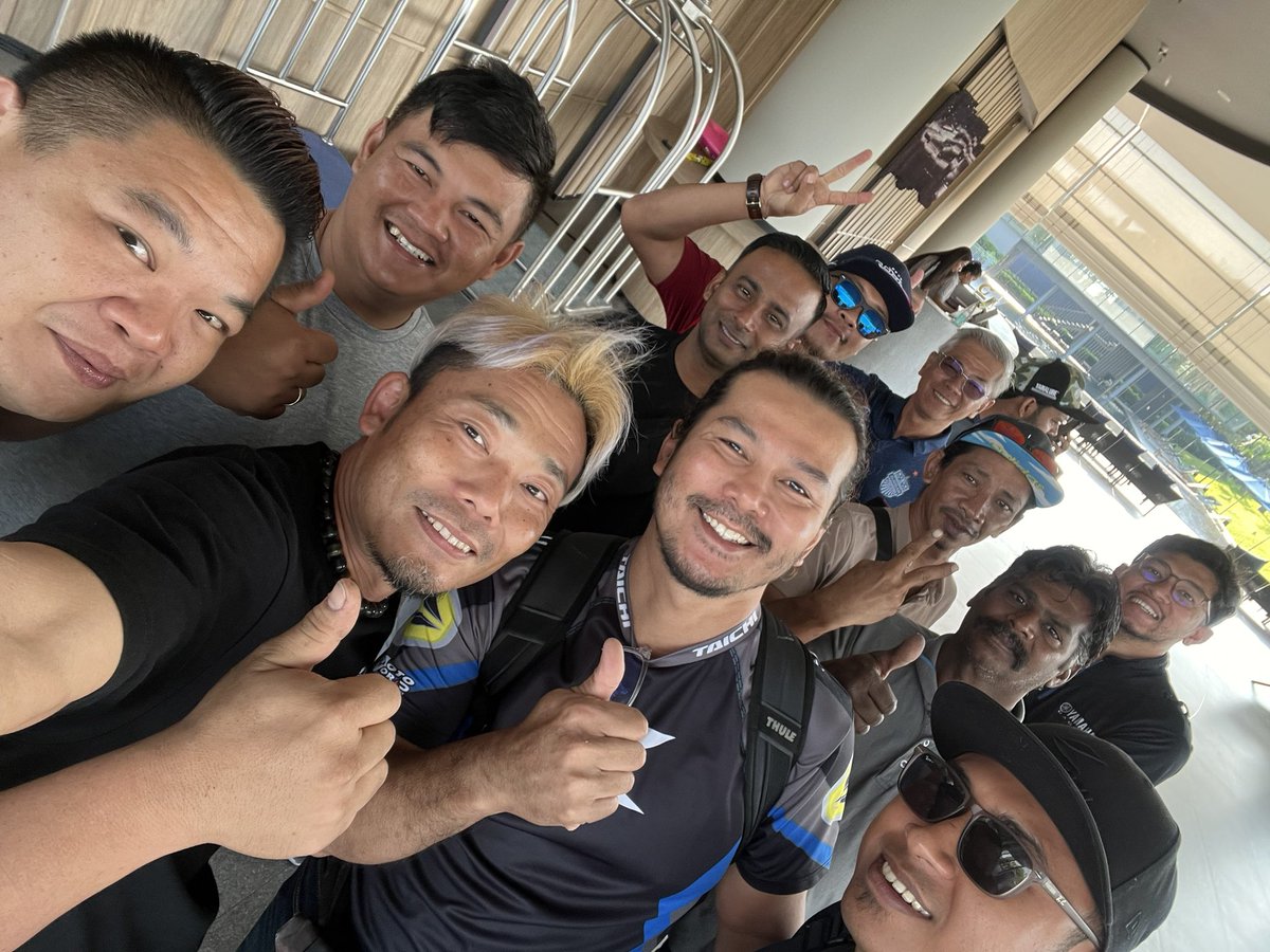 fxxkin_billy's tweet photo. My wonderful team！！！

 #ARRC
 #asiaroadrace
 #genblu
 #genbluyamaharacingteamasean
 #YAMAHA
 #yzfr1 
 #yzfr6 https://t.co/enKRVoC73H