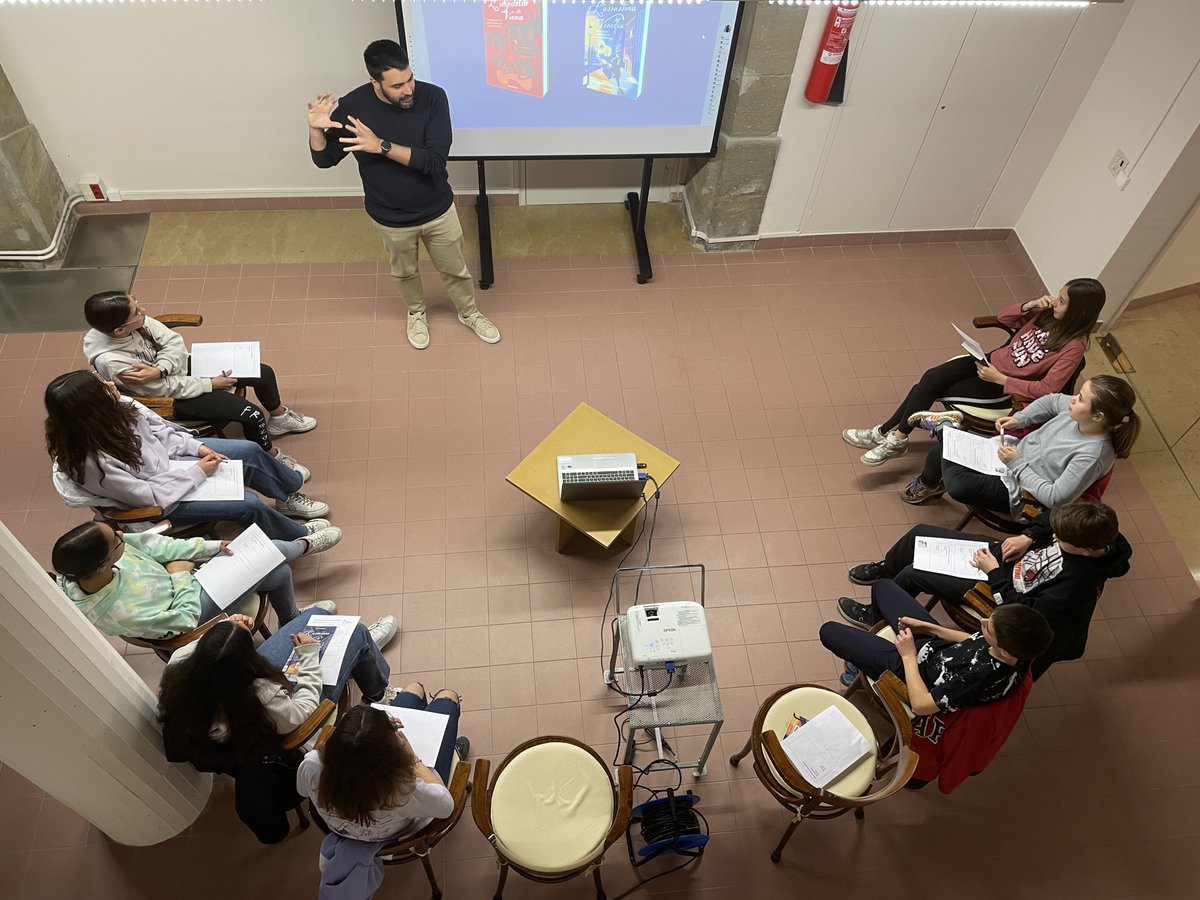 Dilluns passat al #clubdelecturajuvenil vam rebre la visita del @polcastellanos autor de la novel·la L’ASSASSINA DE VENÈCIA gràcies al projecte de <a href="/lletres/">Lletres catalanes</a> per afavorir el contacte entre autors i lectors.
<a href="/AlbaGranell/">Alba Granell </a> <a href="/ccsegarra/">Consell Comarcal de la Segarra</a> <a href="/paeriacervera/">Paeria de Cervera</a> <a href="/bibliotequeslle/">Biblioteques Lleida</a> #bibliotecacervera