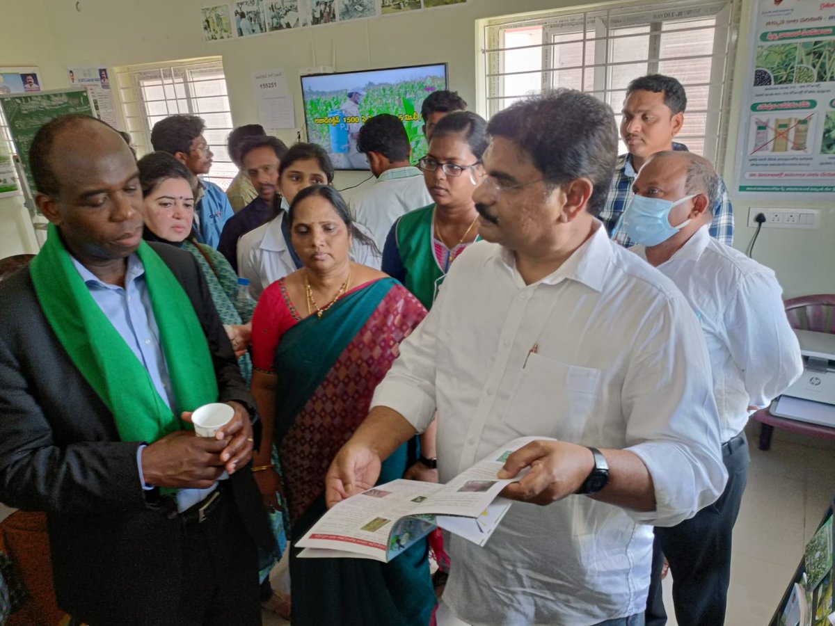 ap_agriculture's tweet photo. Mr. August Tano Koume, Country Director, World Bank along with his team has visited Welness Centre, RBK and Village Secretariate in Vanukuru village of Krishna District today. He appreciated the services rendered through RBKs. https://t.co/ULwup40EAQ