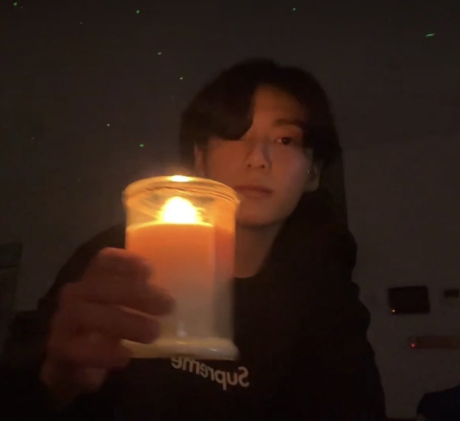 NaatByk's tweet photo. JUNGKOOK STANY ZAPALAM NAM ZNICZA NADSZEDŁ NASZ CZAS https://t.co/lZZZoNUe7C