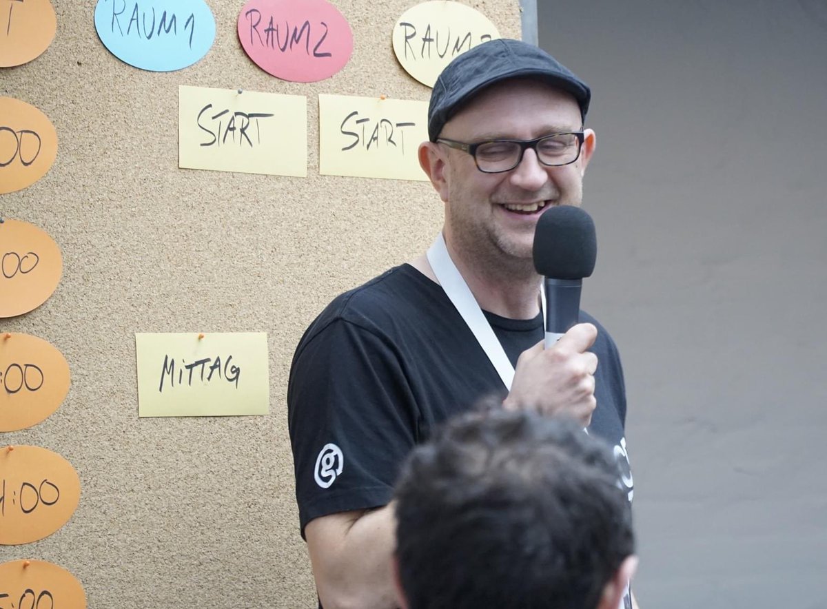 Stanley Vitte (@stanvitte) on Twitter photo Am Wochenende habe ich für den <a href="/Podcastverein/">Podcast Verein</a> das #Podcamp23 moderiert. Rund 50 Leute und zwei Tage voller spannender Sessions über Formate, Worksflows, Technik und Vermarktung - bis nächstes Jahr! podcamp.de
(Foto: Michael Bünte) #podcasting Am Wochenende habe ich für den <a href="/Podcastverein/">Podcast Verein</a> das #Podcamp23 moderiert. Rund 50 Leute und zwei Tage voller spannender Sessions über Formate, Worksflows, Technik und Vermarktung - bis nächstes Jahr! podcamp.de
(Foto: Michael Bünte) #podcasting