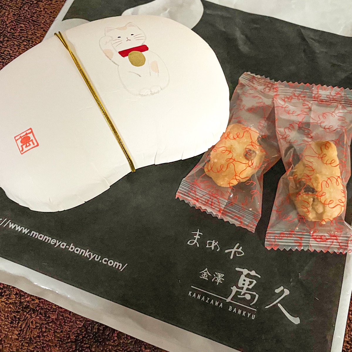 お客様に差し入れいただきました！おかきの中にチョコが入っていて甘じょっぱくてクセになる美味しさ😋パッケージも職人さんの手描きらしいんだけど可愛い！ありがとうございます✨