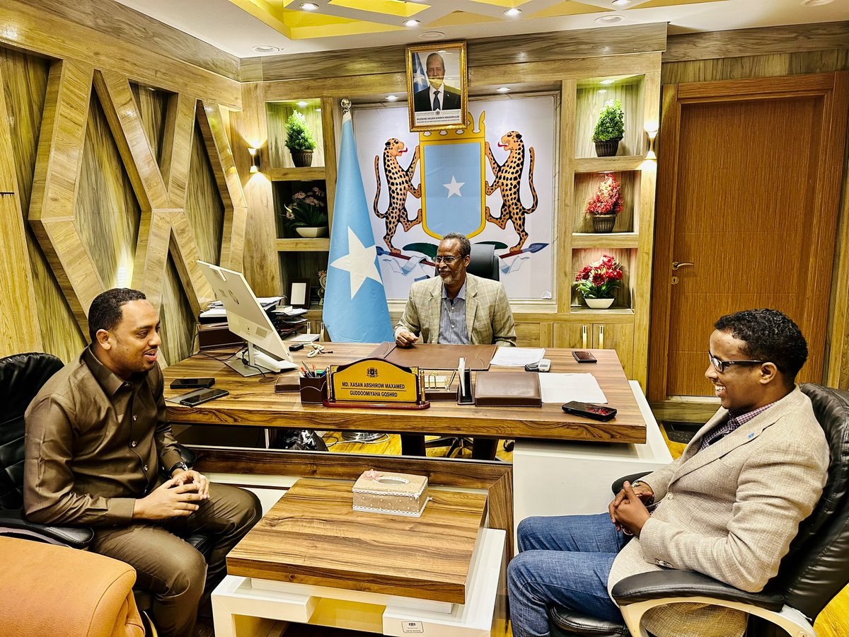 TheNationalCiv2's tweet photo. Guddoomiye Ku xigeenka Arrimaha Bulshada iyo Wacyi gelinta Gobolka Banaadir Mudane Cabdicasiis Cusmaan Maxamed ayaa booqasha ku yimid xafiiska Guddiga Qaranka Ee Shaqaalaha Rayidka Soomaaliya (GQSHRS). https://t.co/fzCwipxS7C