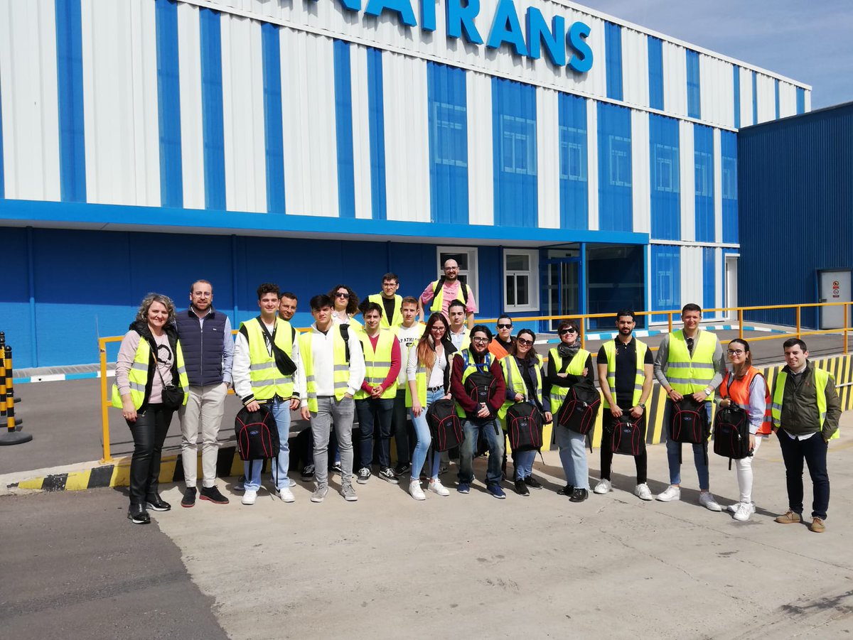 FValenciaport's tweet photo. 📍Los alumnos de la 2ª ed. de nuestra #FP Dual han finalizado el programa de Inmersión Portuaria complementado las 50 hrs. de #formación teórica presencial con diferentes visitas.
También han recibido formación online con un programa de empresas simuladas.
@ENICBCMed #YepMed https://t.co/kZeMtQzBRB