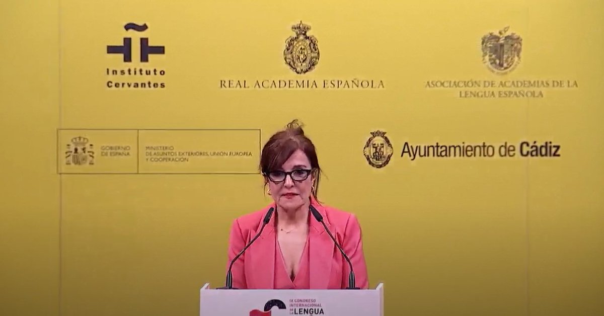 InstCervantes's tweet photo. #CILE2023 
@CadizLengua 
🗣️ @ElviraLindo: «Celebrar un congreso del español en Cádiz nos obliga al reconocimiento de la plasticidad de la lengua, porque esta ciudad atesora el prodigio de ser española y a su vez profundamente latinoamericana».
@RAEinforma
@MAECgob
@Cadiz_es https://t.co/GynsFGcze5