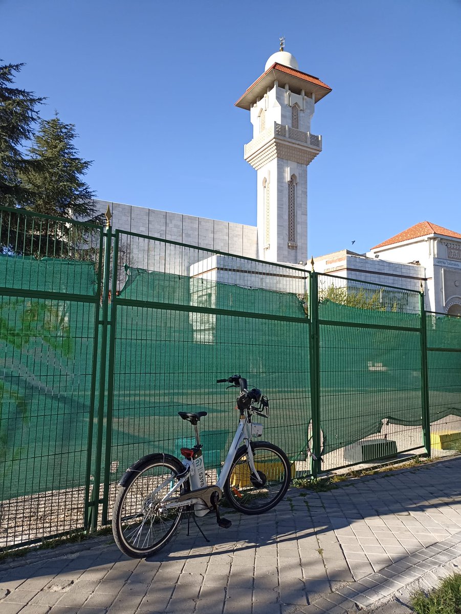 FRAVM's tweet photo. Así está el servicio de @bicimad hoy, en el centro y en la periferia. Estaciones sin bicis, bicis perdidas...colapso absoluto del sistema público de préstamo de bicicletas. 

Es urgente que el Ayuntamiento de @MADRID aclare este desastre y le ponga solución. https://t.co/nZPFo1gfE1