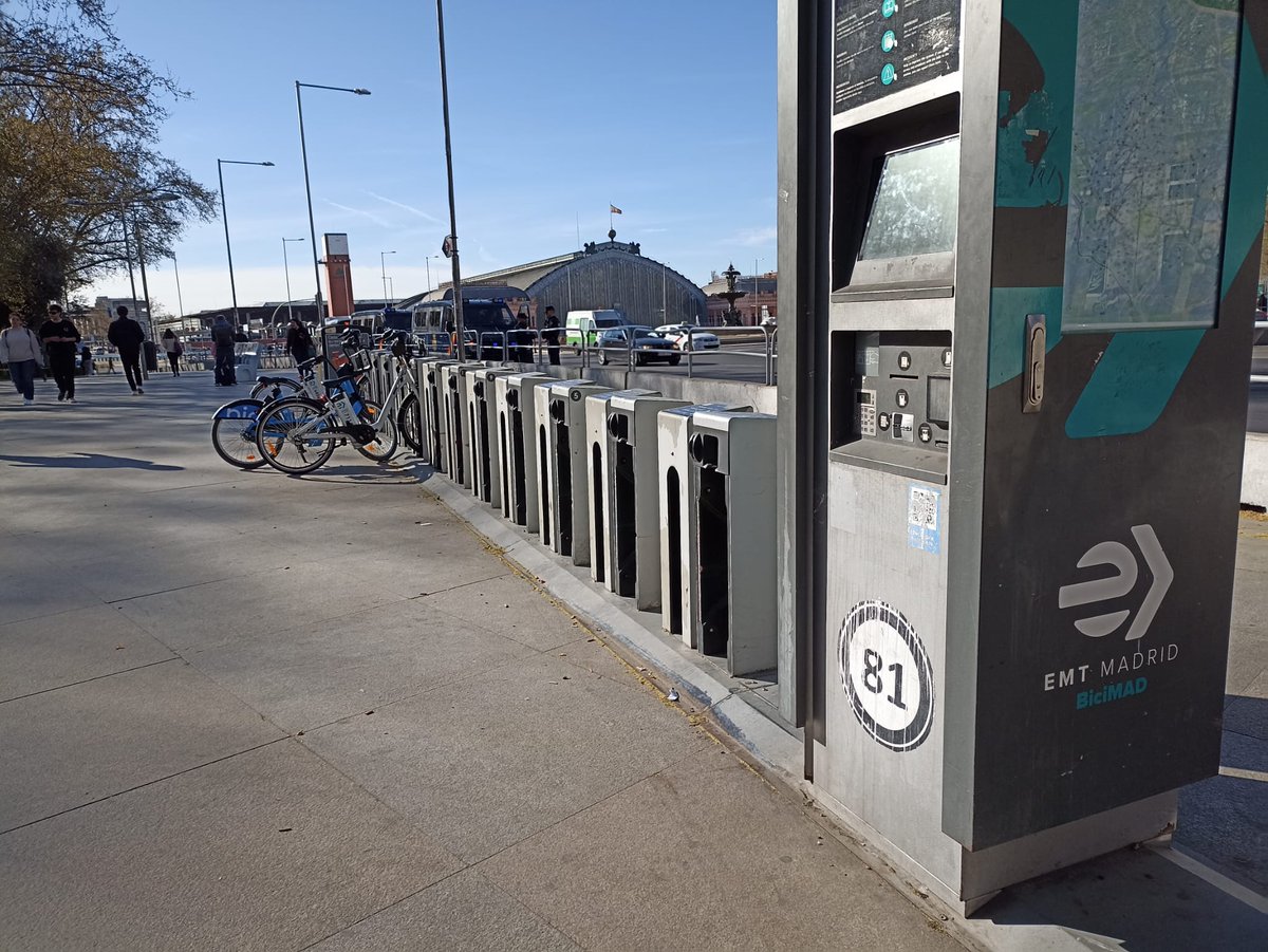 FRAVM's tweet photo. Así está el servicio de @bicimad hoy, en el centro y en la periferia. Estaciones sin bicis, bicis perdidas...colapso absoluto del sistema público de préstamo de bicicletas. 

Es urgente que el Ayuntamiento de @MADRID aclare este desastre y le ponga solución. https://t.co/nZPFo1gfE1