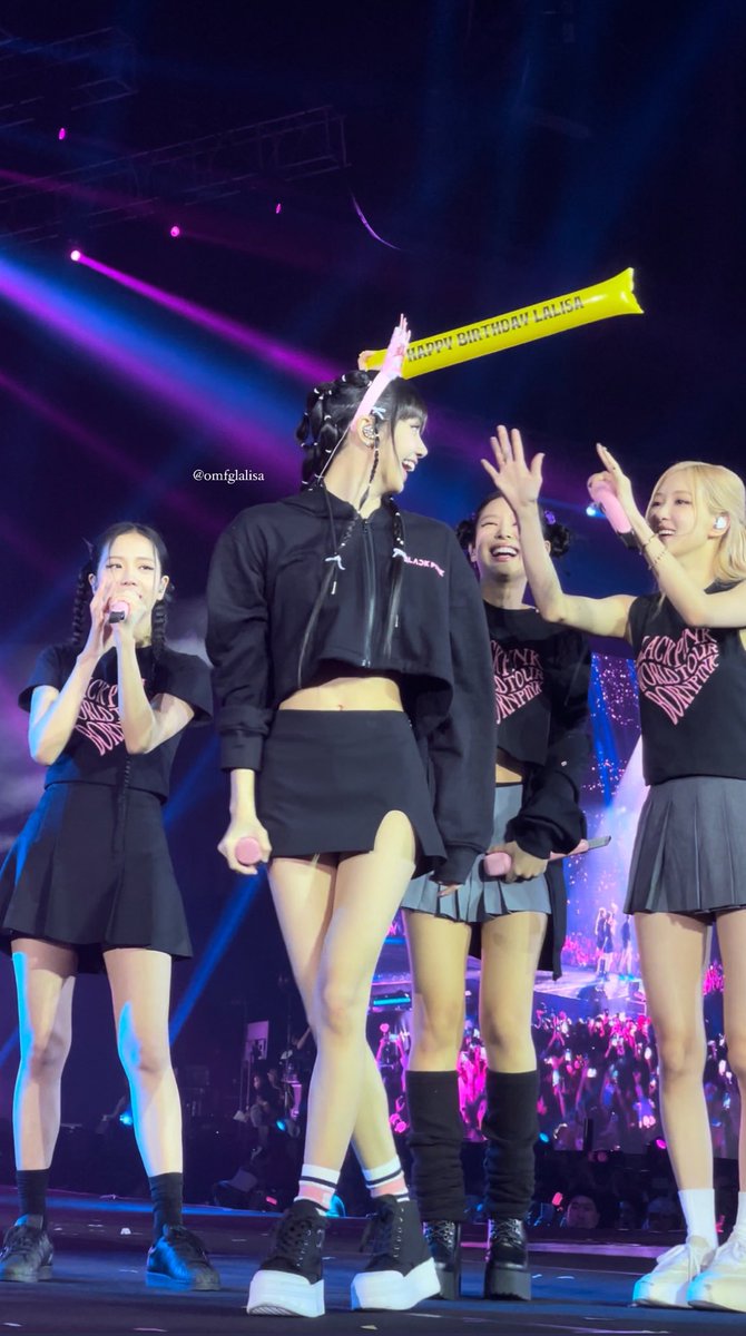 omfglalisa's tweet photo. it's the way jennie, rosé, and jisoo always got lisa's back, ready to cheer their maknae on. this is something that i'll forever hold dearly 🖤💖 https://t.co/Kjme0ThLje