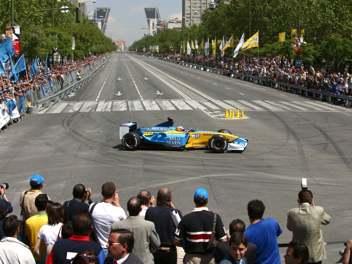 ElReyGuiri's tweet image. 🚨 Apunta @DailyMailUK que coge forma la idea de que Madrid sustituya a Barcelona como sede del Gran Premio de España.

Madrid entraría a partir de 2027, una vez haya terminado el contrato de Barcelona.

Añaden que desde la F1 están muy satisfechos con el proyecto de Madrid.