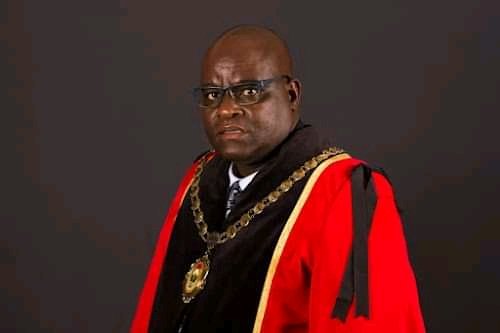 IFP Msinga Mayor, Councillor Mletheni Douglas Ndlovu survived an assassination attempt last night. 

He was traveling with his bodyguard when armed men sprayed bullets at their vehicle, so said Saps KZN Spokesperson Col Robert Netshiunda. 

The bodyguard and Mr Ndlovu

#MDNnews