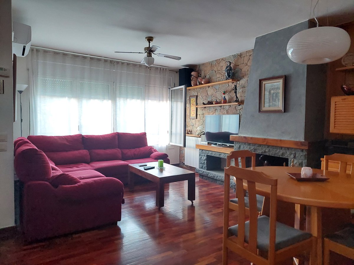 Cubus_Immo's tweet photo. CASA CANTONERA DE 4 HABITACIONS
 
📍 Olot. Mas Bernat
🔑Venda
🛁 Bany i lavabo
🌳 Pati
☀ Molt assolellada
🌡 Calefacció gas natural i aire condicionat
🚗 Garatge per 2 cotxes
🏷 235.000 € 
   
👉 Contacta'ns!   
 
#Cubus_Immo #Garrotxa #Olot #ZonaVolcanica https://t.co/rbmY4GZ6a4