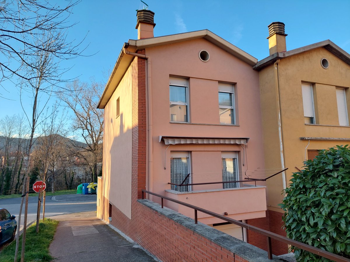 Cubus_Immo's tweet photo. CASA CANTONERA DE 4 HABITACIONS
 
📍 Olot. Mas Bernat
🔑Venda
🛁 Bany i lavabo
🌳 Pati
☀ Molt assolellada
🌡 Calefacció gas natural i aire condicionat
🚗 Garatge per 2 cotxes
🏷 235.000 € 
   
👉 Contacta'ns!   
 
#Cubus_Immo #Garrotxa #Olot #ZonaVolcanica https://t.co/rbmY4GZ6a4