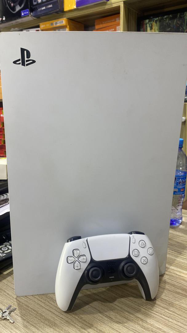 Mabrovq's tweet photo. PS5 for sale 
Accessories: one pad and no CDs Location: Abuja 
370K 🔥 https://t.co/oKg4khht8F