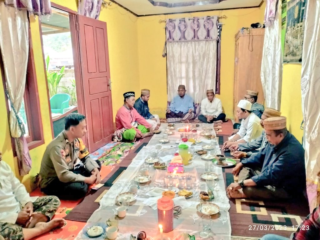 Bhabin_Botu's tweet photo. Menghadiri undangan doa dari salah satu warga binaan di RT002-RW002 Kelurahan Botu yang dirangkaikan dengan Buka Puasa Bersama.

#KapolrestaGorontaloKota #PolriPresisi #DivisiHumasPolri #ListyoSigitPrabowo #PolsekKotaTimur #Bhabinkamtibmas #polisipenolongmasyarakat #POLISI https://t.co/2W2LTTdutW