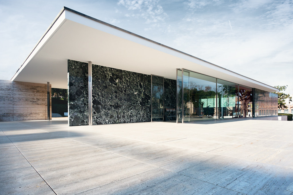 efemarq's tweet photo. #Taldiacomavui de 1886 va néixer un mite: l'arquitecte alemany Ludwig Mies van der Rohe. La seva influència en l'arquitectura dels segles XX i XXI és incalculable. A Catalunya ens construí el Pavelló Alemany el 1929, sovint escollida l'obra moderna més important del món. Fil 👇 https://t.co/eDPWK2RW1B