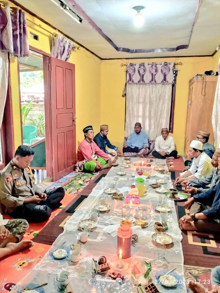 Bhabin_Botu's tweet photo. Menghadiri undangan doa dari salah satu warga binaan di RT002-RW002 Kelurahan Botu yang dirangkaikan dengan Buka Puasa Bersama.

#KapolrestaGorontaloKota #PolriPresisi #DivisiHumasPolri #ListyoSigitPrabowo #PolsekKotaTimur #Bhabinkamtibmas #polisipenolongmasyarakat #POLISI https://t.co/2W2LTTdutW