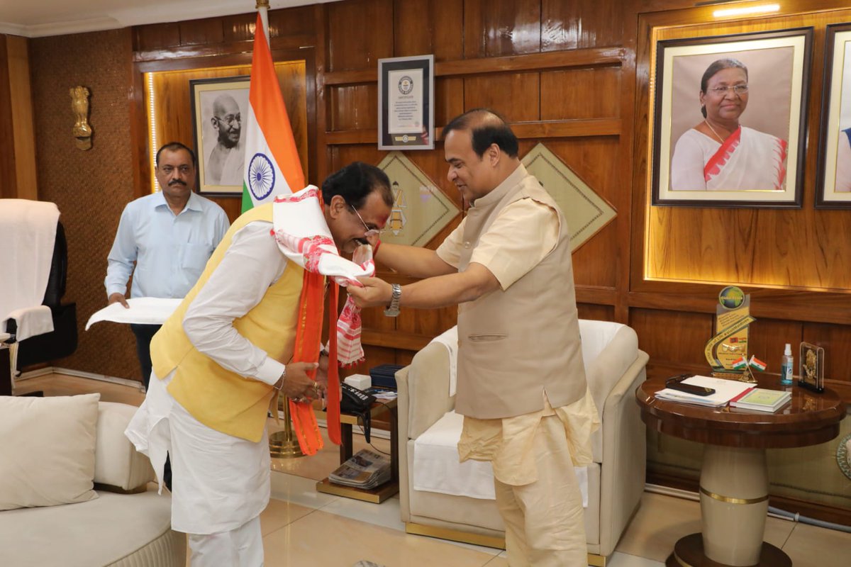 CMOfficeAssam's tweet image. Hon’ble Minster of State for Labour and Employment, Govt of UP, Shri Raghuraj Singh called on HCM Dr @himantabiswa at Janata Bhawan and apprised him of the various collaborative engagements between the two state governments.