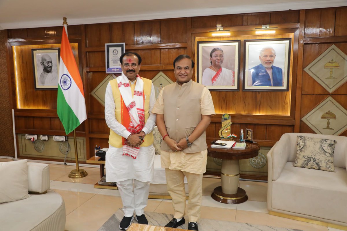 CMOfficeAssam's tweet image. Hon’ble Minster of State for Labour and Employment, Govt of UP, Shri Raghuraj Singh called on HCM Dr @himantabiswa at Janata Bhawan and apprised him of the various collaborative engagements between the two state governments.