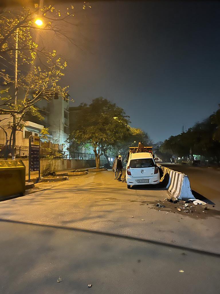 citizenforumsv's tweet photo. @DelhiPwd @AtishiAAP below dividers in pic 1 r a regular cause of accidents inside Sarita Vihar on maharaja Agrasen Marg. Pic 2 shows reflectors on median opp okhla Mandi. V need the same urgently. @DCPSEastDelhi daily accidents in this area pls lk in 2 it. https://t.co/v60kBzLagg