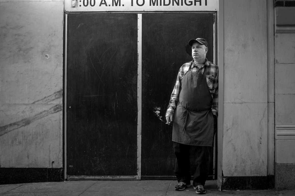 bobcooley's tweet photo. Late Late Shift
#FujiX100F
1/60@ƒ/2-ISO400
#smoking #smoke #textures #interestingfaces #cigarettebreak #workbreak #grain #darkroom #cinematic #documentary #photojournalism #streetphotography #blackandwhite #bnw #fujifilmacros #chinatown #chinatownnyc #fineart #artphotography https://t.co/WsC7mLNOpg
