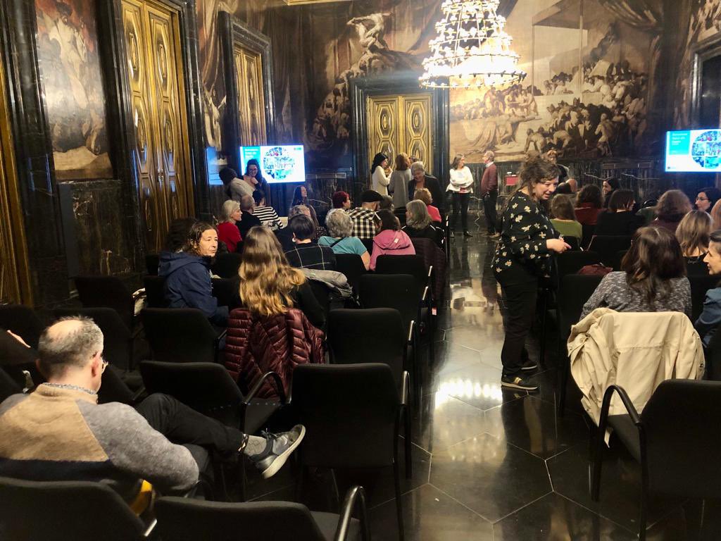 CSM9B's tweet photo. Avui @rafcasas i @RaquelQuerol estan a la Trobada de #Salutcomuniària #Barcelona Salut als Barris #BSaB ,representant el nostre #modelcomunitari de #salutmental i escoltant i aprenent altres propostes que es duen a terme a la ciutat 👏👏#compromesosamblasalutmental @Bcn_NouBarris https://t.co/3kR0kCo0gk