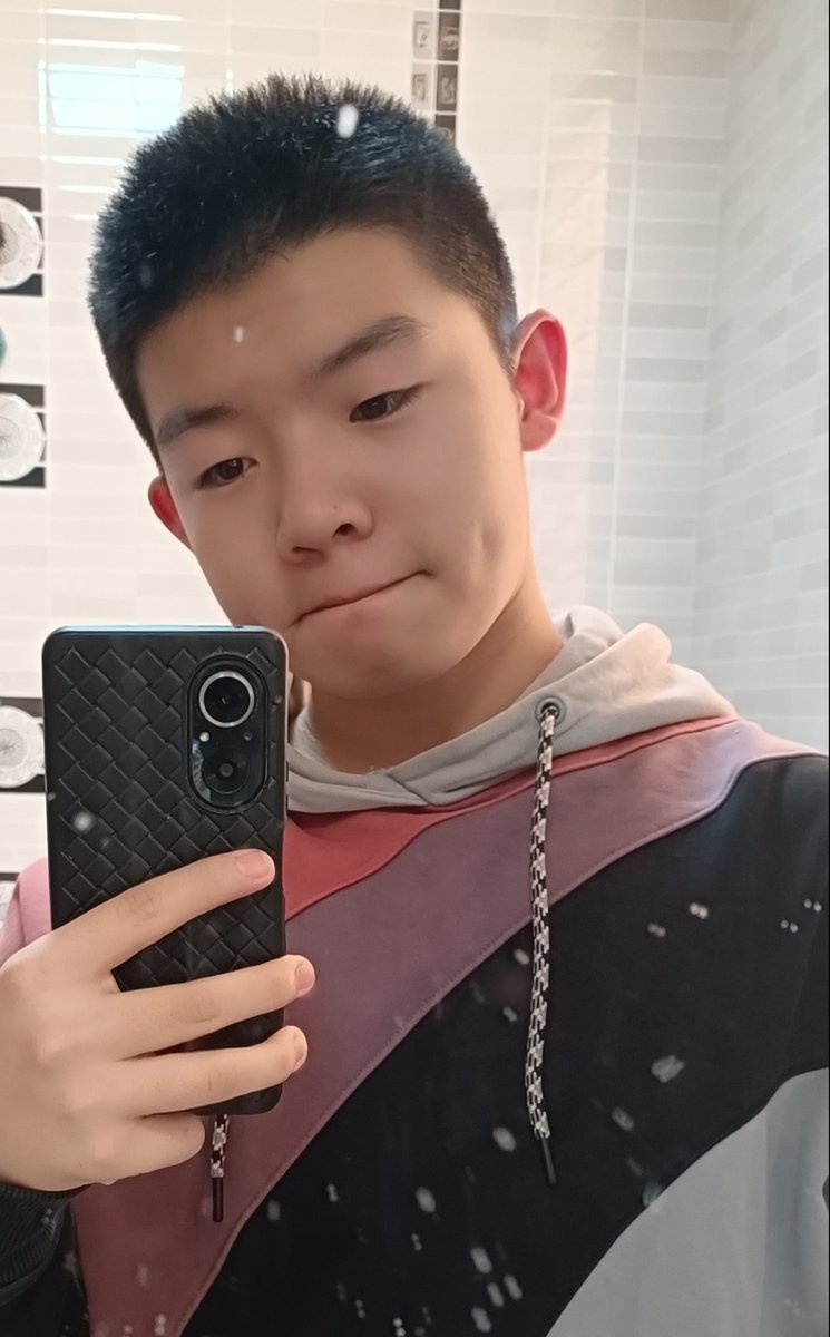 buhuiqv's tweet photo. 很自卑，出门都走下水道😰😰（没擦镜子😘） https://t.co/YdS1lf9Wfe