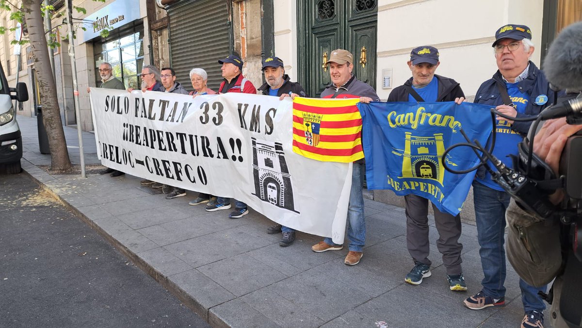 CutAragon's tweet photo. Hoy, acto de #CREFCO y #CRELOC ante la embajada de Francia en Madrid en la que hemos participado CUT, para reclamar la reapertura del túnel.
Además se ha entregado un manifiesto exigiendo que Francia acelere la reapertura en su parte en Canfranc. https://t.co/9bDFHrXE0g