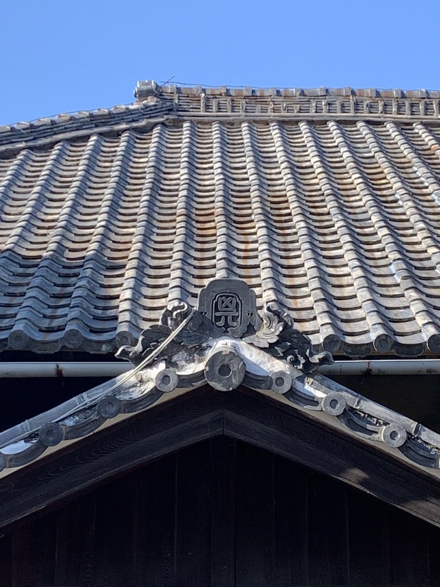 Ein_Stil's tweet photo. 三州瓦の鬼瓦など。ほりの深い造形がかっこいい。

#鬼瓦 https://t.co/DznyoOmMfM