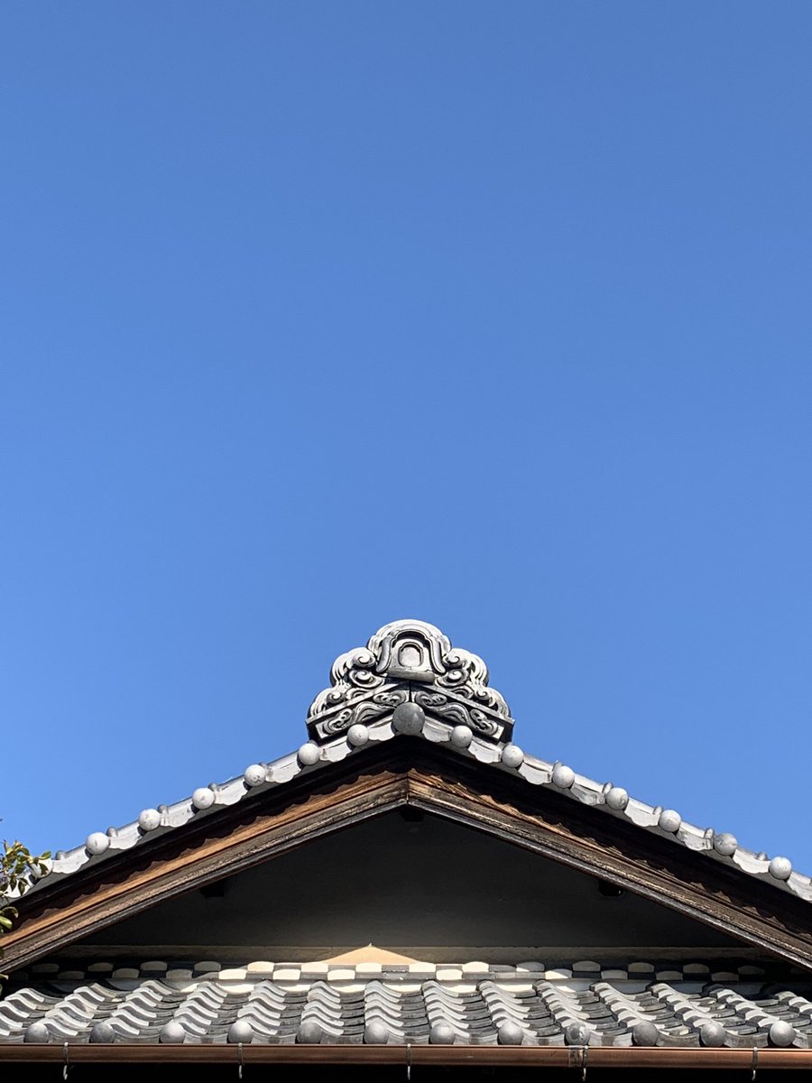 Ein_Stil's tweet photo. 三州瓦の鬼瓦など。ほりの深い造形がかっこいい。

#鬼瓦 https://t.co/DznyoOmMfM