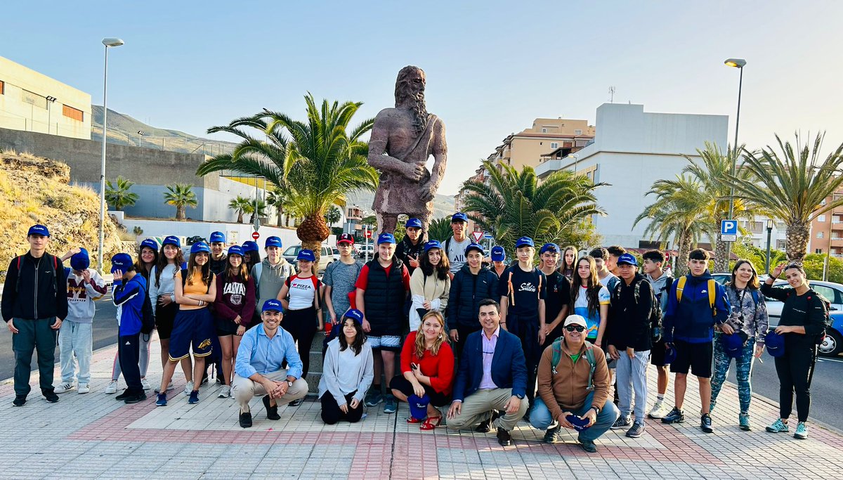 aqualia's tweet photo. 🎒💦 120 alumnos de secundaria del @iespuntalarga comienzan hoy la #RutadelAgua, un recorrido de 3 días por el parque recreativo de los #Brezos, que #Aqualia organiza junto a @AytoCandelaria, para concienciar de lo importante que es cuidar del #agua porque cada #gota cuenta💧 https://t.co/8znktozr6b