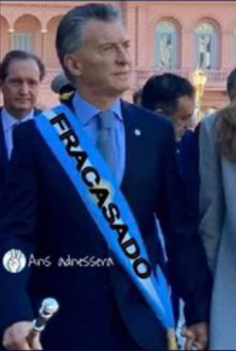 DebbieAnaliaK's tweet photo. A esta altura no me cabe duda que los macristas son igual de adoctrinados y fanáticos que los kirchneristas, pero aún más ignorantes y sin ningún tipo de ideología. En suma, dos caras de una misma moneda que se tapan entre si. Por eso es con #MileiPresidente #MacriYaFue https://t.co/MG7KTd6vAM