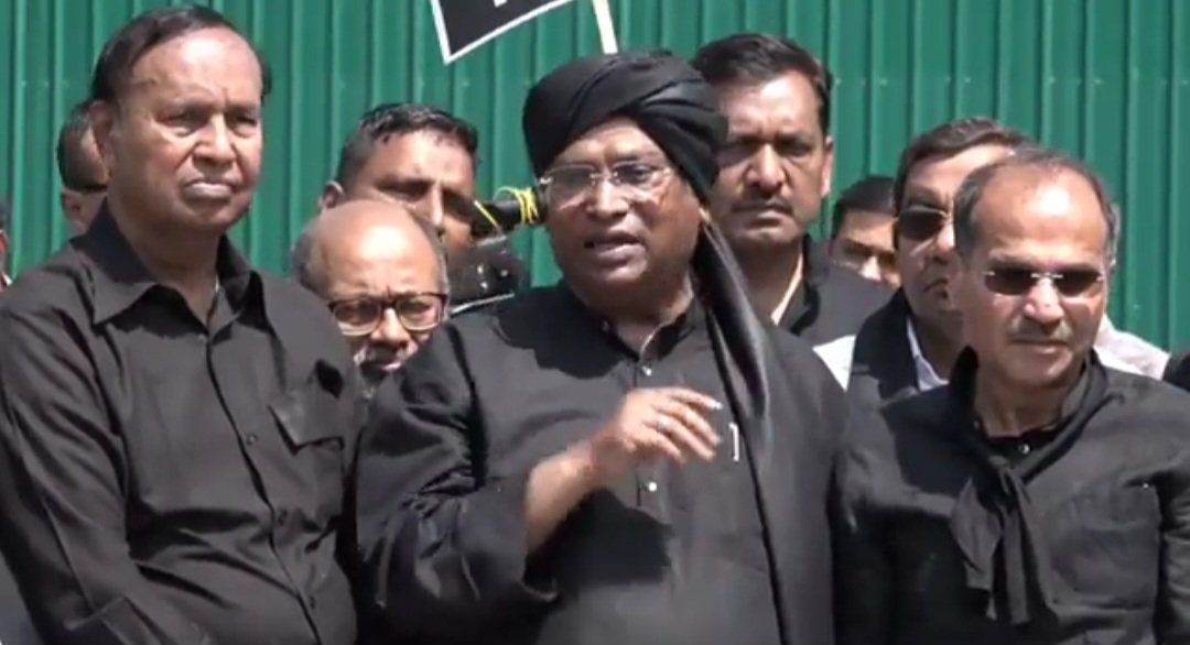 Congress leaders wore black clothes in support of Rahul Gandhi, Congress President said, 'we have come in black clothes because PM Modi is destroying democracy.' #News #Mirror24News #RahulDisqualified
#CongressLeaders @kharge #PMModi #blackdresscode #protest #Parliament #Delhi