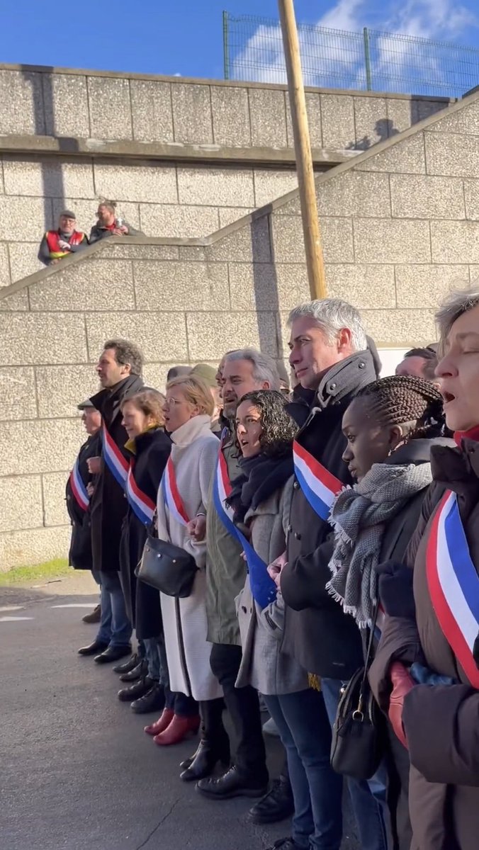 Je pose la question : est-ce la place de députés, de la République ou du Parlement européen, de se tenir sur un site de blocage, portant leur écharpe, défiant les forces de l'ordre et ne répondant pas aux injonctions de dispersion ? 🤔

#LaFarceInsoumise #EnnemisDeLaRépublique