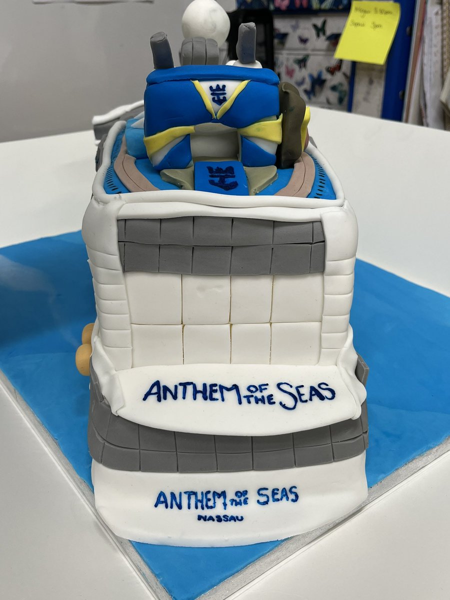 Luke_Cordon's tweet photo. @RoyalCaribbean @MyRoyalUK isn’t my 30th birthday cake just amazing? 😍@ByCharmes 👇 https://t.co/qEMjo7gsMx