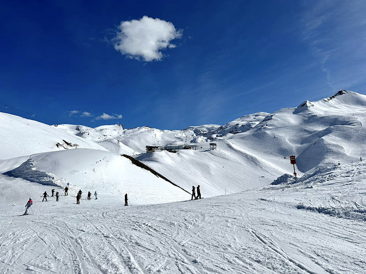 SeeLesArcs's tweet photo. We can report HUGE snowfalls all over the Alps this weekend, temperatures dropped & it started snowing on Sunday & hasn’t really stopped yet! Some resorts are enjoying more than 50 cms of new snow
https://t.co/FIGucBBXoP
#weathertoksi #snowreport #dumpalert #snowinginthealps https://t.co/QQhsrnKYSZ