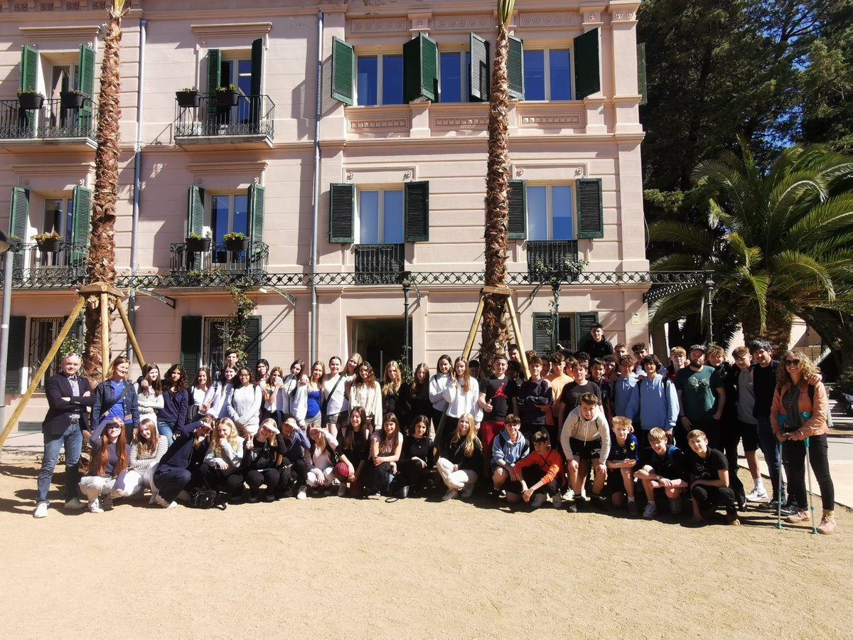 femcastellar's tweet photo. 🎒 26 alumnes de secundària d’un centre educatiu de la població danesa de Måløv han visitat avui l’Ajuntament acompanyats dels estudiants de 3r d’ESO de l’escola El Casal.

➕ℹ️ https://t.co/pKPfT5o2e2

@Elcasal67 
#CastellardelVallès
#CastellardelValles
#Exchangeproject https://t.co/3yWk0AUmWD