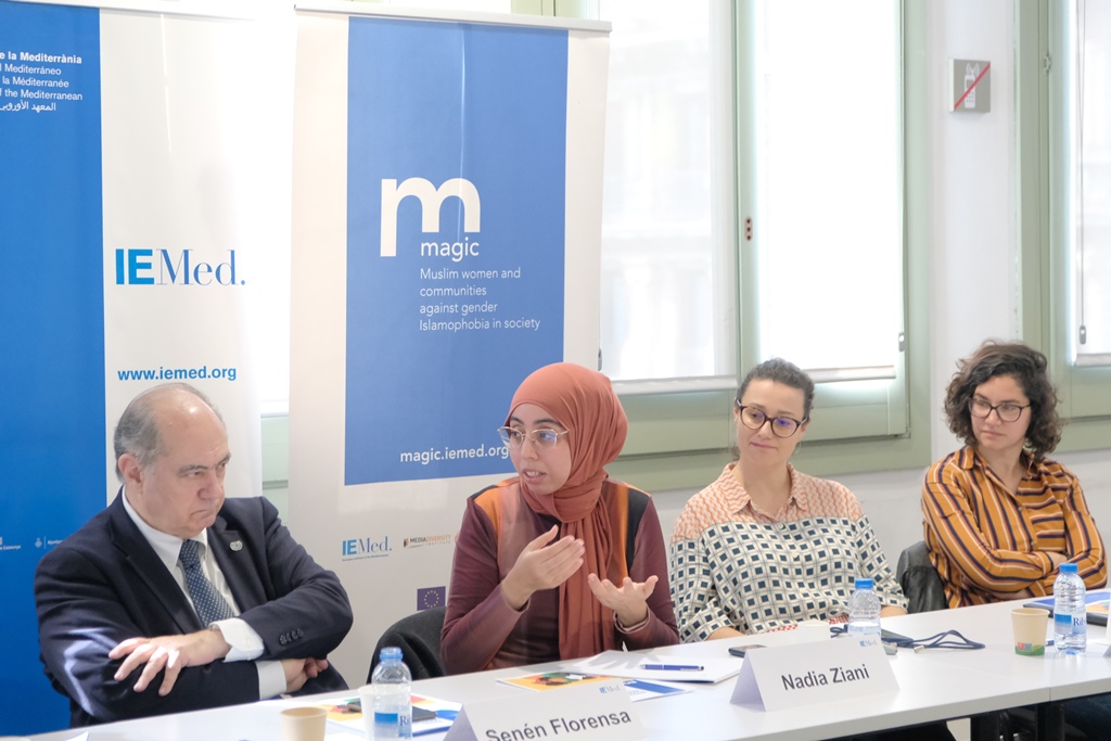 IEMed_'s tweet photo. "Solen invitar dones musulmanes als debats televisius per parlar de la gastronomia del Ramadà o de la qüestió del vel però no d’altres temes que els interessen més que la seva fe religiosa"
@SISCUBAIGES sobre la presentació a BCN dels resultats de #MAGIC
➡️https://t.co/fLiMc6F0CW https://t.co/rtzWYcZc1A