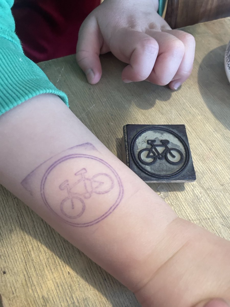 Morgen rollt der 9. ⁦<a href="/FahrradBus/">Fahrrad-Bus</a>⁩. Wer wollte hat sich heute einen Erinnerungsstempel gesetzt, damit er den gemeinsamen Weg morgen nicht verpasst. #gemeinsam #sicher #Rad #Schule #Kita #mdRzA #Bicibus #BikeBus