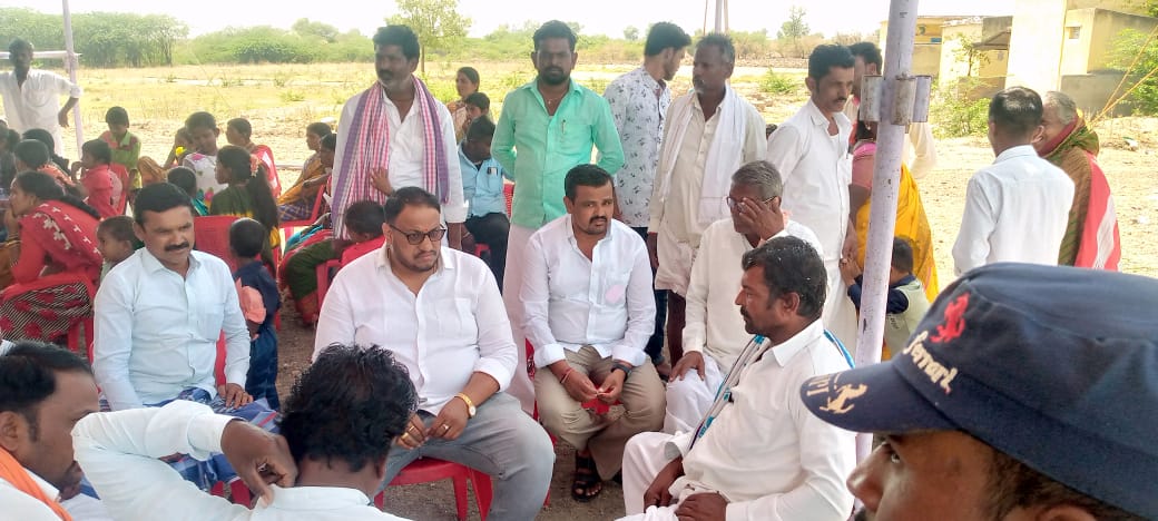 prasannapatilpp's tweet photo. *ಉಪಲದೊಡ್ಡಿ. ರಂಗಾಪುರ. ಹುಲ್ಲೂರು ಮಸ್ಕಿ ಕೋಳಬಾಳ ಪರಾಪುರ ಗ್ರಾಮಗಳಲ್ಲಿ ಮದುವೆ ಸಮಾರಂಭದಲ್ಲಿ ಭಾಗವಹಿಸಿ ನೂತನ ವಧು ವರರಿಗೆ ಶುಭ ಹಾರೈಸಲಾಯಿತ್ತು ಈ ಸಂದರ್ಭದಲ್ಲಿ ಊರಿನ ಗುರುಹಿರಿಯರು ಪ್ರಮುಖ ಮುಖಂಡರು ಯುವ ಮಿತ್ರರು ಆತ್ಮೀಯರು ಭಾಗವಹಿಸಿದ್ದರು.....* #prathapgoudapatil #prasannapatil https://t.co/kUoBpiNo4t