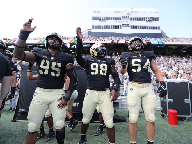 With the spring football season in full swing, Dre Miller (#98) is ready to make his mark on the defensive line for #ArmyFootball.  Keep an eye out for Kyle Lewis (#95) too - he's back &amp; stronger than ever! 

Follow @GoBlackKnights for the latest updates

bit.ly/3FUCP4O