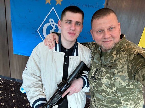 visegrad24's tweet photo. The Commander-in-Chief of the Ukrainian Army, Valerii Zaluzhnyi, today visited Ruslan “Predator” Zubarev.

Ruslan is the soldier who was captured on video while, on his own,  defeating around 10 Russian soldiers trying to storm his trench.

He received a new rifle and an award. https://t.co/J8ixrvunOG