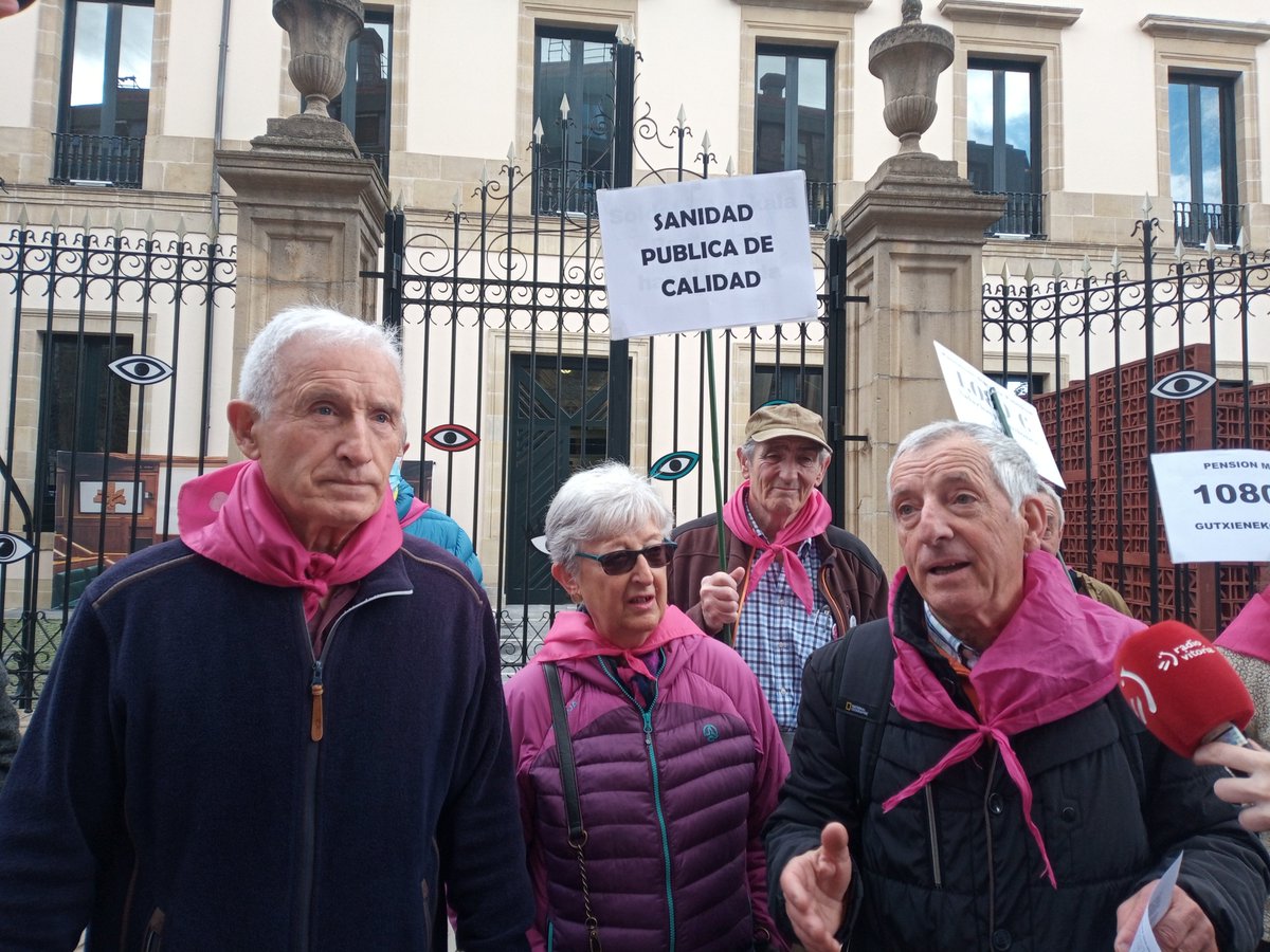 halabedi's tweet photo. La nueva ley supone para los pensionistas "un retroceso" respecto a la anterior.  No garantiza los 1080€ mensuales que reivindica el movimiento de pensionistas y "penaliza" a las mujeres, al establecer como requisito formar una unidad convivencial.

https://t.co/iKIbgXROFz https://t.co/uiMSTHHqQF