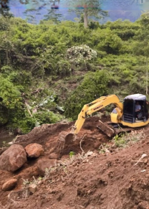 arissetyawan's tweet photo. Ada desa namanya Kemuning. Terletak di kec. Ngargoyoso, Kab. Karanganyar, Jateng. Wilayah itu terkenal karena kebun teh luas yg ramai dikunjungi wisatawan. Belakangan warga sana resah karena tiba2 banyak investor menggusur lahan kebun teh utk dijadikan bangunan pribadi/usaha. https://t.co/geCnvAbIJU